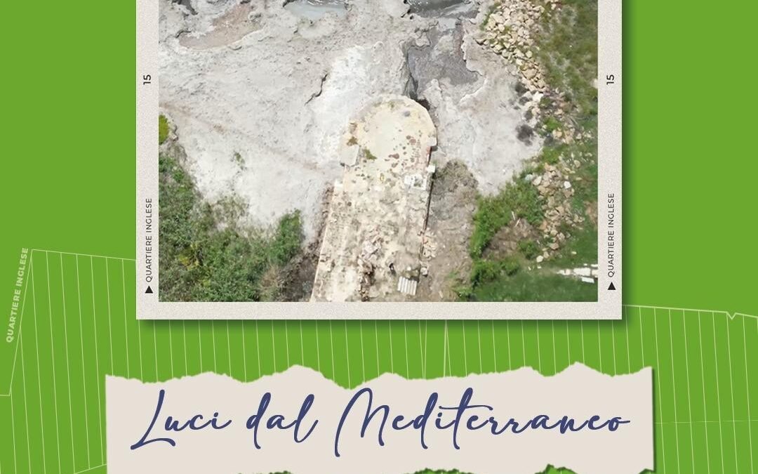 Locandina &ldquo;Luci dal Mediterraneo&rdquo; con vista aerea del molo sul mare e dettaglio sulla costa rocciosa. Annuncio della presentazione dell&rsquo;idea progettuale &ldquo;Quartiere Inglese&rdquo;, 14 giugno 2025 ore 17:30 alle Cantine Florio. Sfondo verde, grafiche in giallo e blu, bandiera del Regno Unito in basso a destra.