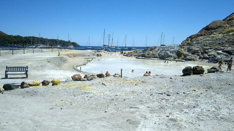 Pozza dei Fanghi: Vulcano riparte tra sicurezza e turismo