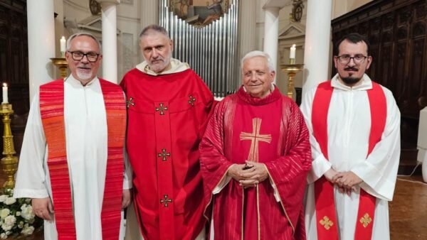 Gli auguri del vescovo per i 40 anni di ordinazione del vicario generale
