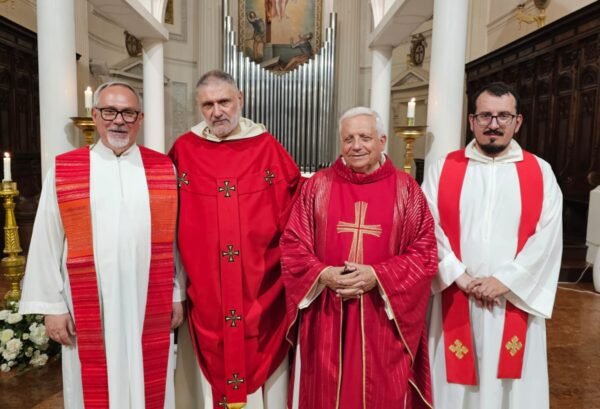 Gli auguri del vescovo per i 40 anni di ordinazione del vicario generale