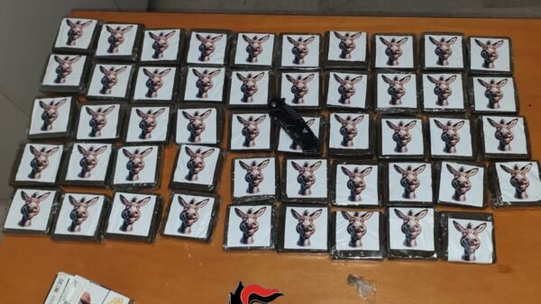 In sella allo scooter con 5 chili di hashish, fermato dai carabinieri