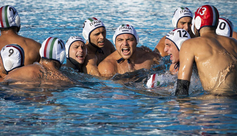 "Esultanza della Nazionale italiana di pallanuoto nella piscina scoperta di Trapani dopo la vittoria contro la Grecia alla Trinacria Cup 2025"