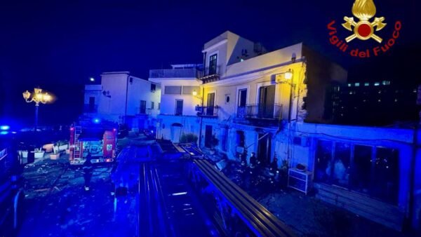 Fiamme in un edificio a tre piani, evacuate due persone