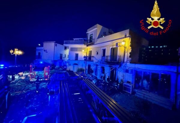 Fiamme in un edificio a tre piani, evacuate due persone