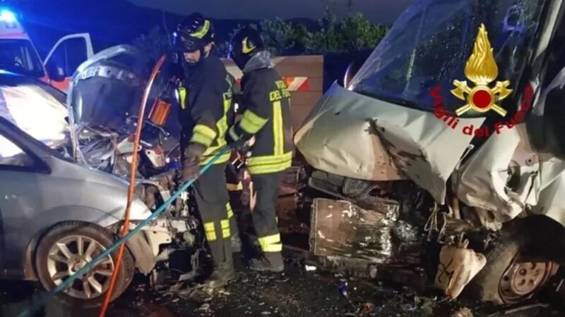 Scontro frontale tra furgone e auto nel catanese, 10 feriti