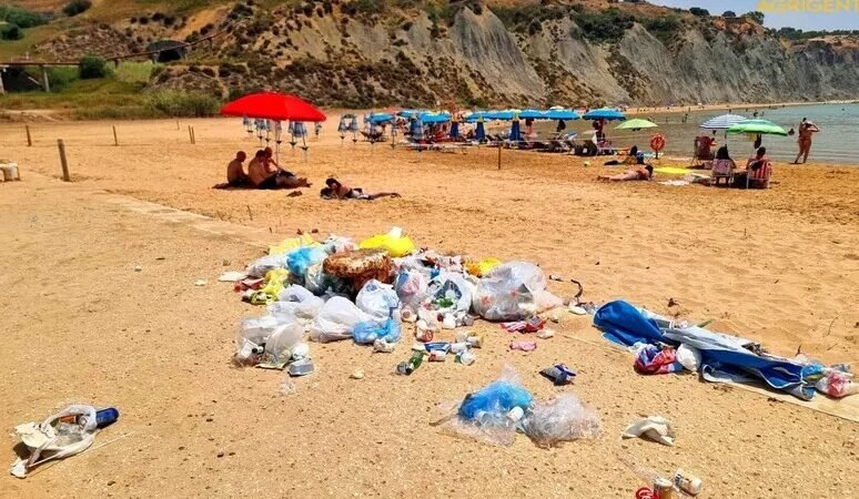 Rifiuti in spiaggia nei pressi della casa natale di Pirandello