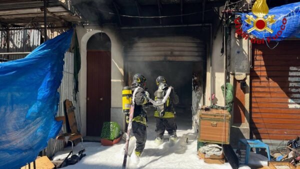 Incendio in un deposito a Palermo