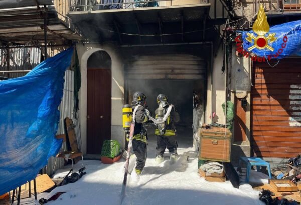Incendio in un deposito a Palermo