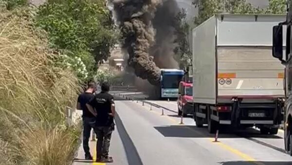 Pullaman a fuoco sulla Ragusa Catania, momenti di paura per i passeggeri