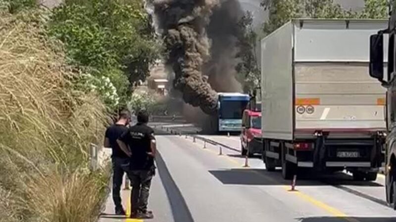 Pullaman a fuoco sulla Ragusa Catania, momenti di paura per i passeggeri