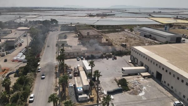 Incendio nella zona industriale di Trapani, nei pressi della ditta Cinà Trasporti
