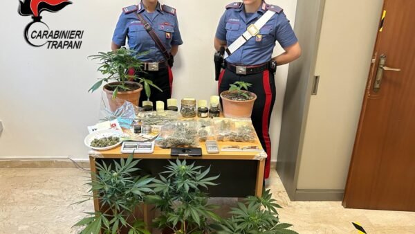 Accoltella il vicino per un parcheggio e in casa dell’indiziato i carabinieri trovano la droga