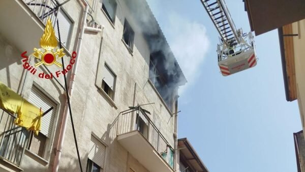 Alcamo. A fuoco due appartamenti, 8 le persone evacuate, due i pompieri  finiti in ospedale