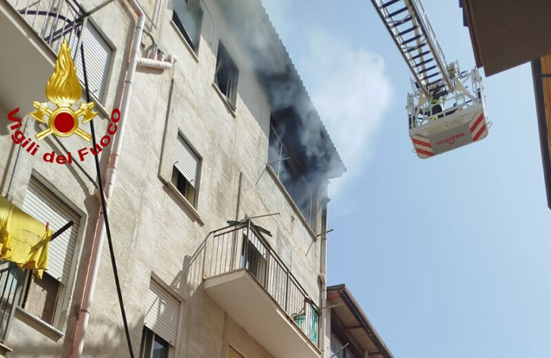 Alcamo. A fuoco due appartamenti, 8 le persone evacuate, due i pompieri  finiti in ospedale