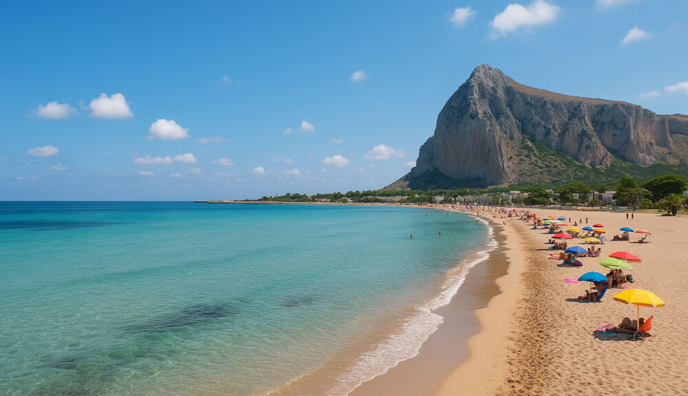 Spiaggia di San Vito Lo Capo con mare calmo, cielo sereno e Monte Monaco sullo sfondo in una luminosa giornata estiva