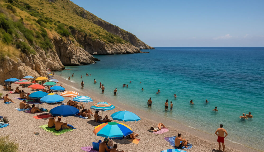 Bagnanti sotto il sole nella Riserva dello Zingaro, con ombrelloni colorati e mare turchese su sfondo di scogliere mediterranee.