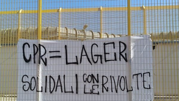 Protesta pacifica davanti al Centro di permanenza per il rimpatrio di Milo