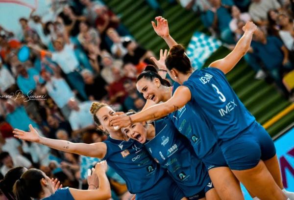 Gioia in campo per le atlete dell'EnoDoro Marsala Volley durante Gara 1 della finale playoff contro Fasano, davanti a un palazzetto gremito.