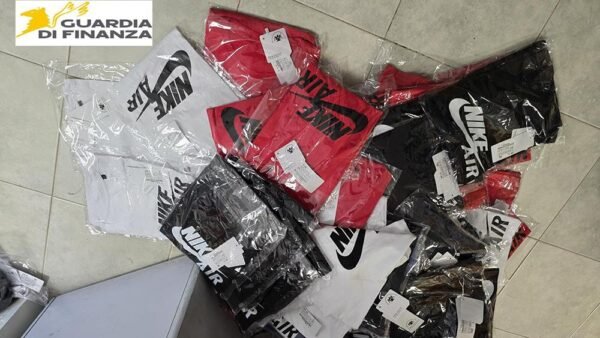 Guardia di Finanza: sequestrati oltre 750 capi d’abbigliamento contraffatti
