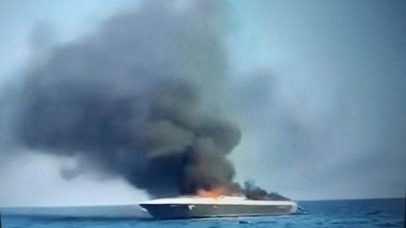 Imbarcazione da diporto a fuoco a Marsala salvi gli occupanti