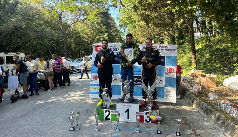 "Podio dello Slalom Agro Ericino 2025: Girolamo Ingardia al centro festeggia la vittoria tra Schillace e Venanzio, con trofei e pubblico sullo sfondo"