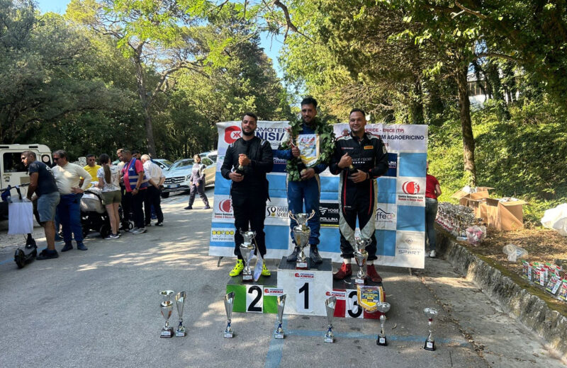 "Podio dello Slalom Agro Ericino 2025: Girolamo Ingardia al centro festeggia la vittoria tra Schillace e Venanzio, con trofei e pubblico sullo sfondo"