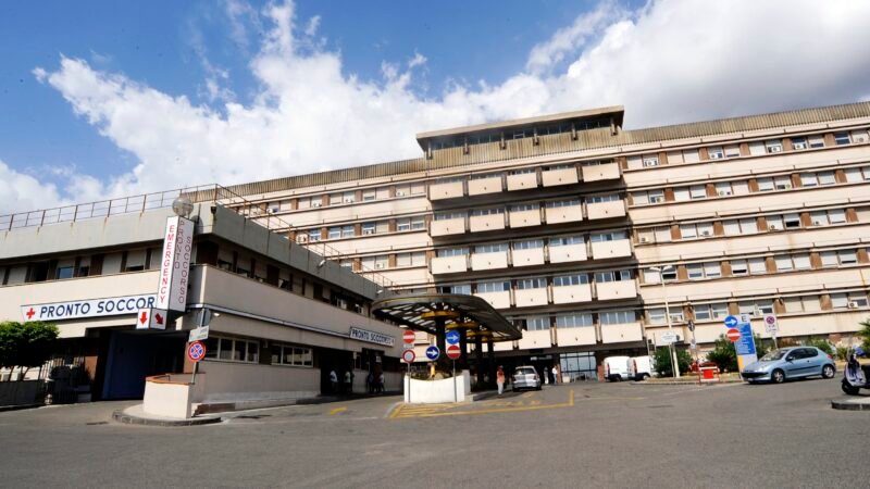 Messina: mamma e figlia neonata precipitano dal balcone: grave la piccola