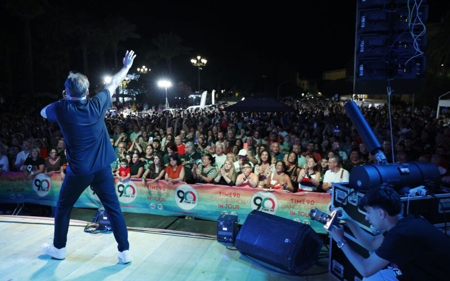 Concerto serale a Trapani durante le EBT Finals 2025 con show anni '90 firmato Radio Time, folla entusiasta in Piazza Vittorio Emanuele.