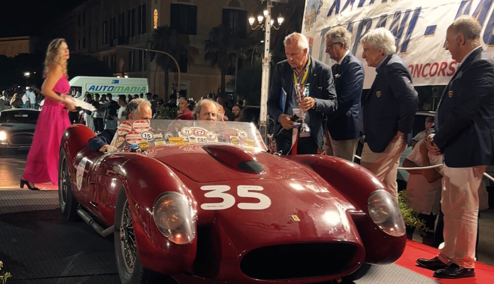 "Premiazione Ferrari 250 TR alla Rievocazione Storica Trapani Monte Erice 2025, con pubblico e giuria ASI sul palco"