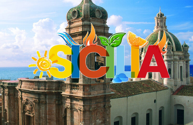 Logo colorato "SICILIA" con simboli naturali (sole, mare, fuoco, foglie, arancia) su sfondo della cupola barocca della Chiesa del Purgatorio a Trapani, con vista sul mare.