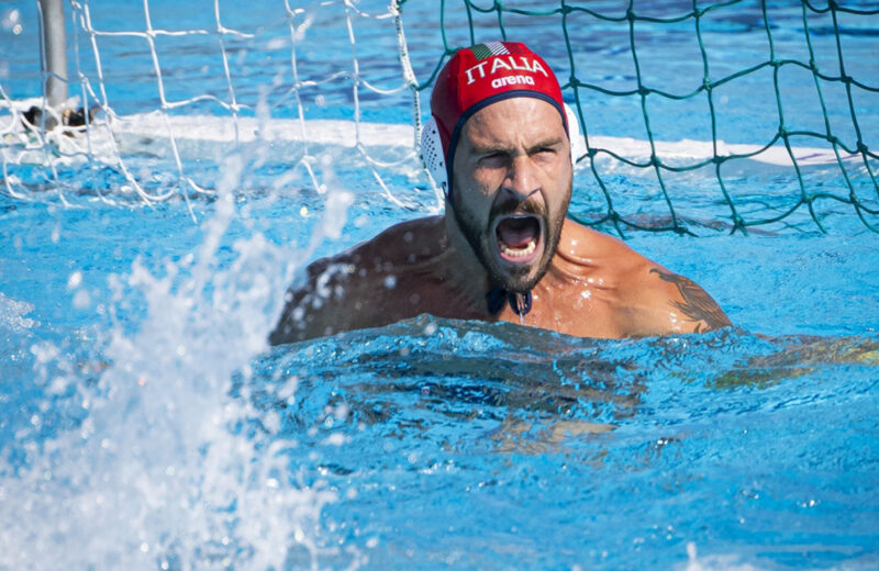 Portiere del Settebello esulta in acqua dopo una parata decisiva nella sfida Italia-Spagna alla Trinacria Cup 2025, piscina comunale di Trapani.