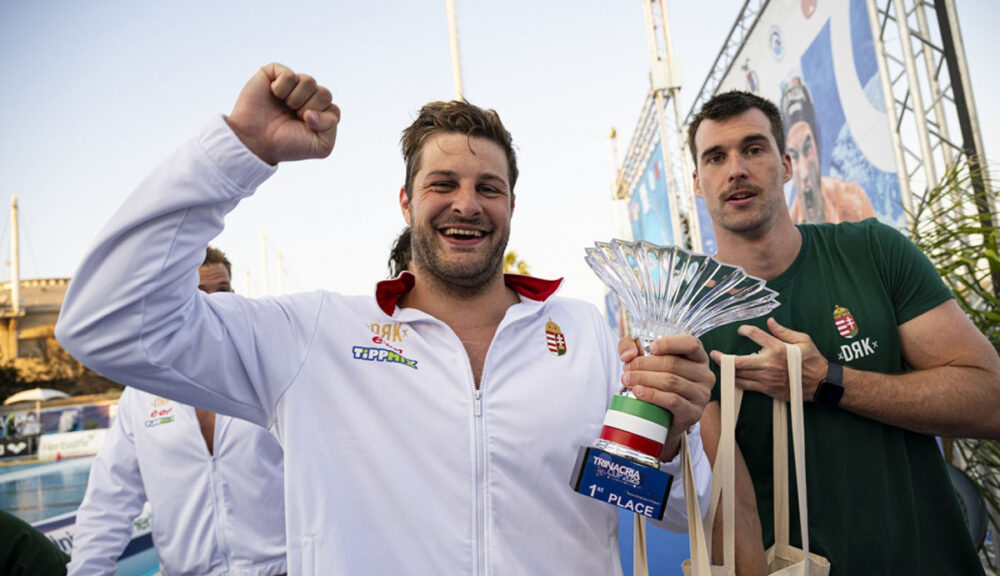 Giocatori della nazionale ungherese di pallanuoto festeggiano la vittoria della Trinacria Cup 2025 con il trofeo in mano alla piscina comunale di Trapani.