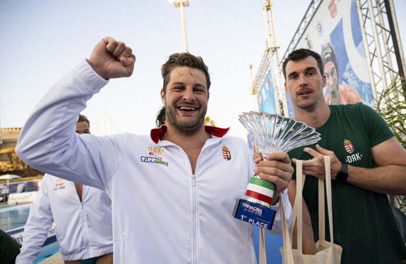 Giocatori della nazionale ungherese di pallanuoto festeggiano la vittoria della Trinacria Cup 2025 con il trofeo in mano alla piscina comunale di Trapani.