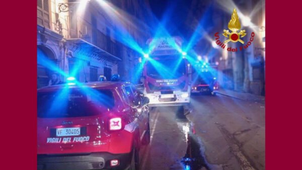 Incendio nella notte in una palazzina a Palermo