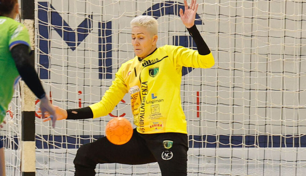 Chana Masson in azione come portiere durante una partita di pallamano