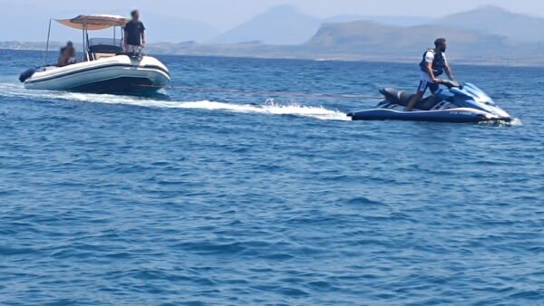 Palermo, la polizia soccorre un gommone con sei persone a bordo, in avaria