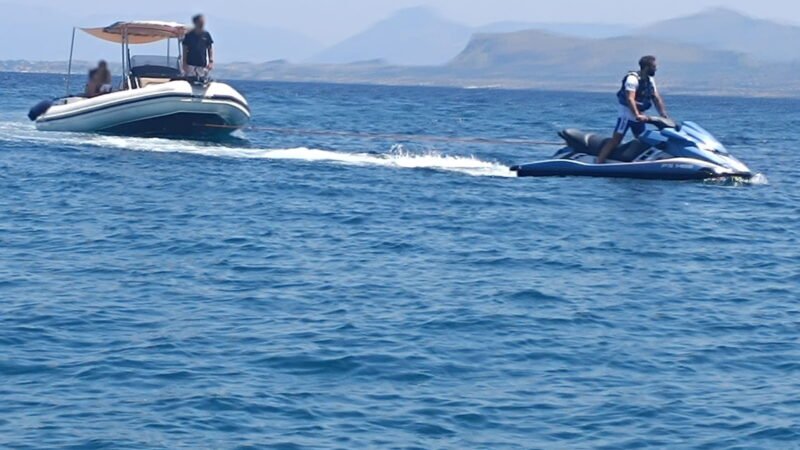 Palermo, la polizia soccorre un gommone con sei persone a bordo, in avaria