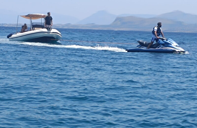 Palermo, la polizia soccorre un gommone con sei persone a bordo, in avaria