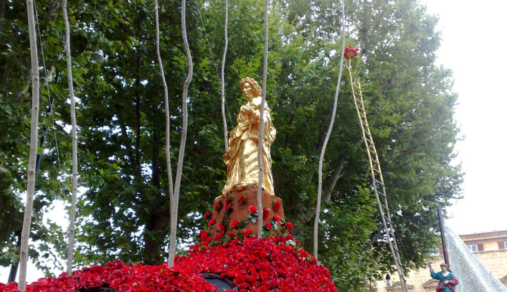 Statua dorata di Santa Rosalia sul carro del Festino a Palermo