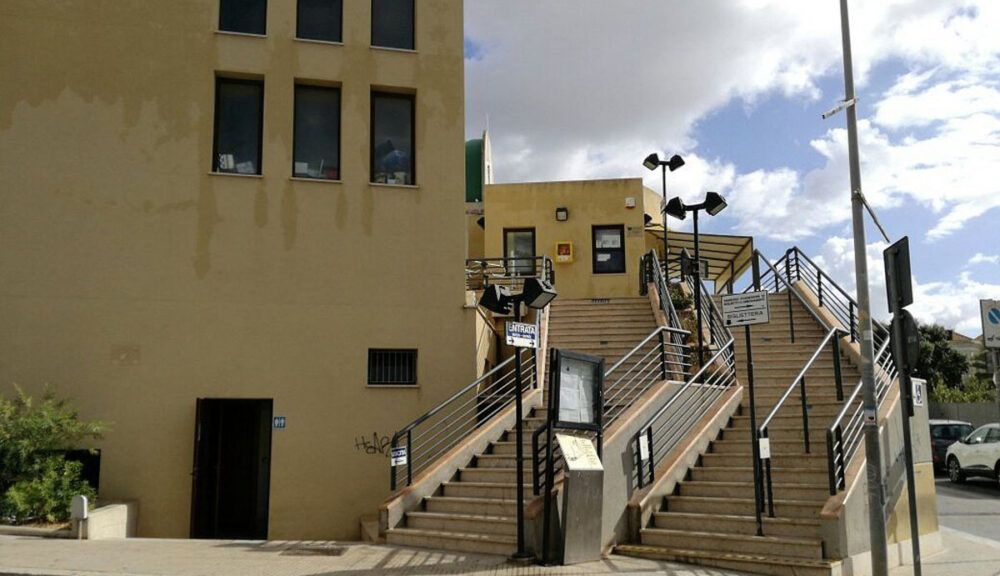 Ingresso con scalinata della stazione della funivia Trapani-Erice a Casa Santa