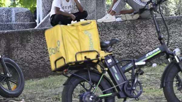 Giudice obbliga Glovo a trattativa su rischi caldo per rider