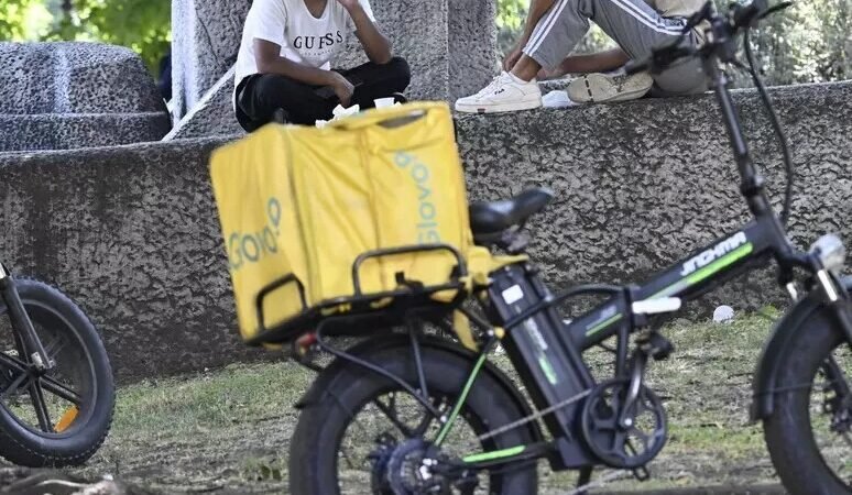 Giudice obbliga Glovo a trattativa su rischi caldo per rider