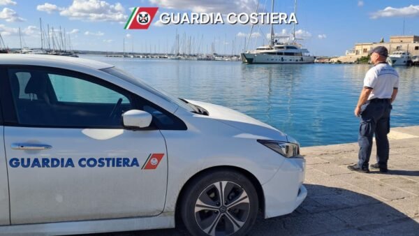 Guardia costiera ferma un “commercial vessel”per carenze legate alla sicurezza della navigazione