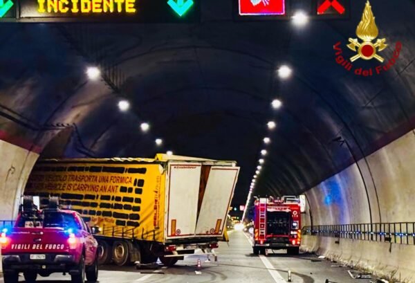 Catania. Incidente stradale nella galleria di San Demetrio
