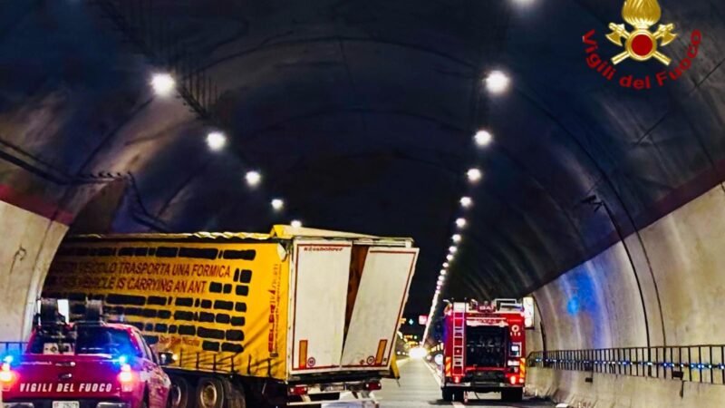 Catania. Incidente stradale nella galleria di San Demetrio