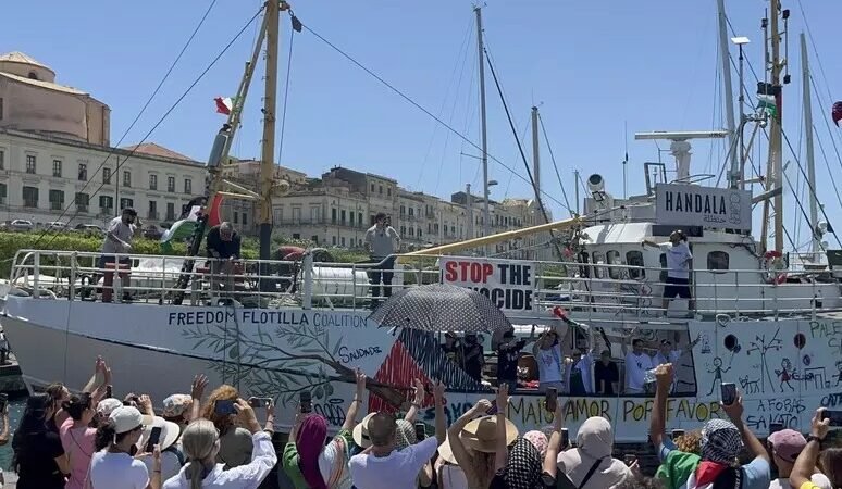 Freedoom Flotilla ci riprova, da Siracusa verso Gaza 18 attivisti a bordo cercano di forzare il blocco israeliano