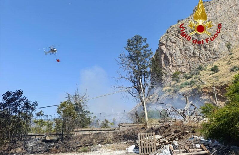 Incendio alla base del costone di Monte Pellegrino