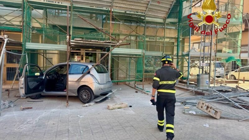 Palermo. Giovane si schianta con l’auto contro un palazzo in ristrutturazione