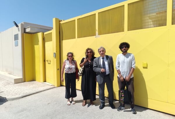 L’europarlamentare di Avs Leoluca Orlando visita il Cpr di Milo a Trapani