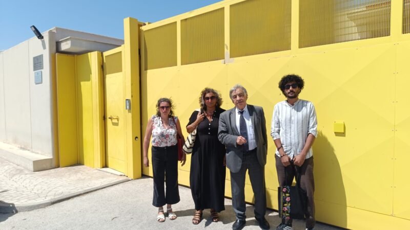 L’europarlamentare di Avs Leoluca Orlando visita il Cpr di Milo a Trapani